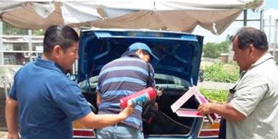 Un experto de la Agencia Municipal de Tránsito de Montecristi revisa el estado mecánico y eléctrico de un automóvil. Manabí, Ecuador.