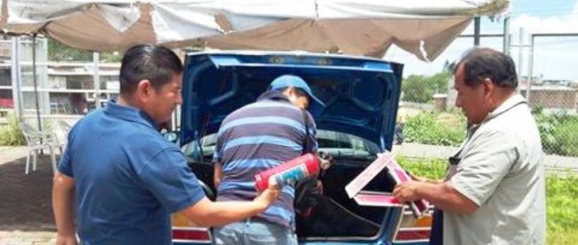 Un experto de la Agencia Municipal de Tránsito de Montecristi revisa el estado mecánico y eléctrico de un automóvil. Manabí, Ecuador.