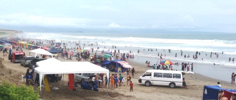 Turistas en la Playa San José de Montecristi, durante el carnaval 2017.