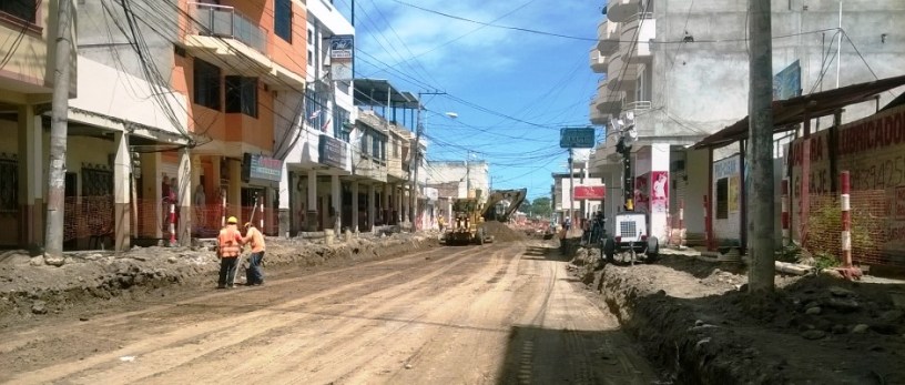 Construcción de sub-base en Avenida 24 de Manta, en regeneración. Manabí, Ecuador.