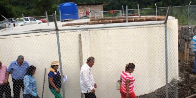 Alcalde y técnicos municipales de Chone sueprvisan la construcción del sistema de agua potable para la Parroquia Chibunga. Manabí, Ecuador.