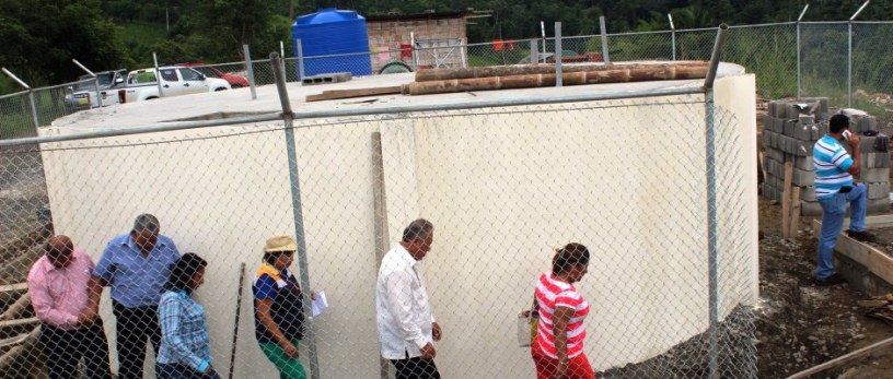 Alcalde y técnicos municipales de Chone sueprvisan la construcción del sistema de agua potable para la Parroquia Chibunga. Manabí, Ecuador.