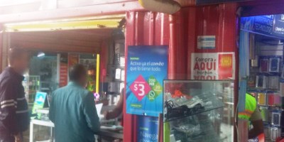 Policías judiciales verifican si tiendas de La Bahía de Manta venden teléfonos celulares robados. Manabí, Ecuador.