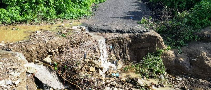 Tramo dañado en la Vía Estancia de las Palmas - La Pila, Montecristi. Manabí, Ecuador.