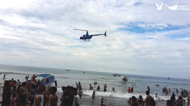 Vigilancia policial aérea en la Playa el Murciélago de Manta. Manabí, Ecuador.