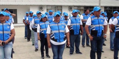 Cuidadores de autos o "vigilantes autorizados" de Portoviejo lucen el uniforme nuevo gestionado por la Policía Nacional. Manabí, Ecuador.