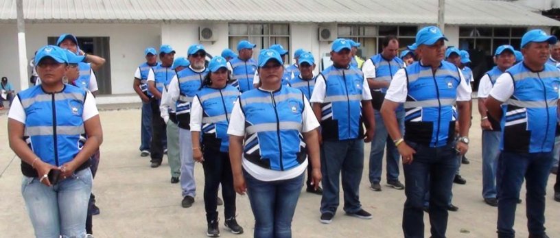 Cuidadores de autos o "vigilantes autorizados" de Portoviejo lucen el uniforme nuevo gestionado por la Policía Nacional. Manabí, Ecuador.