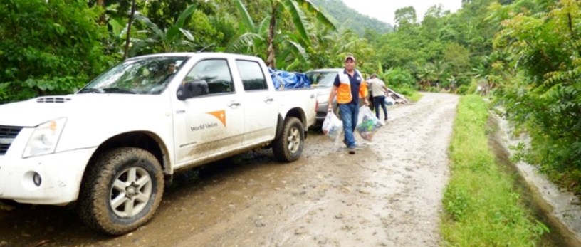 World Visión reparte ayuda humanitaria en zonas inundadas de Manabí, Ecuador.