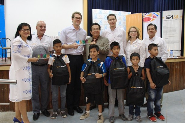 Beneficiarios, donantes y autoridades municipales de Manta, en la entrega de útiles escolares de parte de Continental Tires. Manabí, Ecuador.