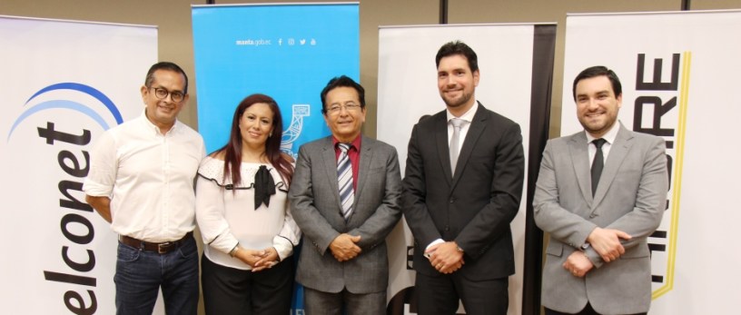 Representantes del Consorcio Tránsito Seguro y el alcalde de Manta. Manabí, Ecuador.
