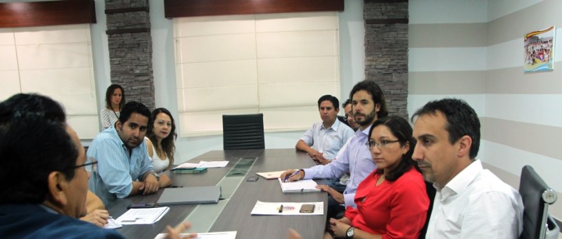 Alcalde de Manta recibe propuesta de plan financiero para viviendas populares y pequeños negocios locales. Manabí, Ecuador.