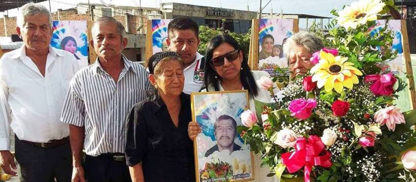 Familiares recuerdan a las víctimas del terremoto del 16 de abril 2016 con flores y retratos. Manabí, Ecuador.