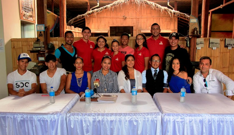 Funcionarios municipales de Cultura y representantes de grupos de danza de Manta, anunciando el 7mo festival "Danzando por las Calles". Manabí, Ecuador.