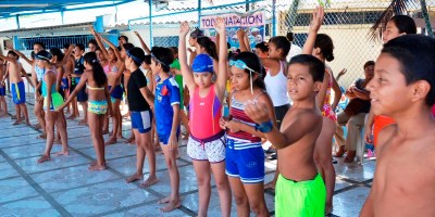 Niños de Chone durante un ejercicio previo a saltar a la pisicina para aprender a nadar. Manabí, Ecuador.