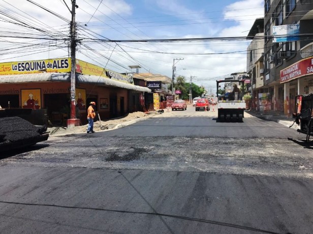 Cruce de la Calle 15 con la Avenida 24 de la ciudad de Manta. Manabí, Ecuador.