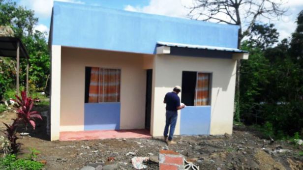 Una de las viviendas construidas por el MIDUVI para damnificados del terremoto en Flavio Alfaro. Manabí, Ecuador.