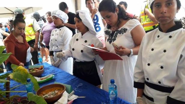 Examen y calificación de platos concursantes en el 2do. Festival de la Cazuela del Marisco en Jaramijó. Manabí, Ecuador.