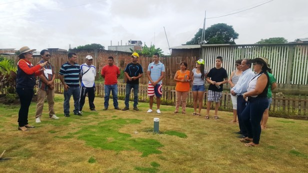 Funcionarios municipales de Chone, un técnico de Importadora del Monte y moradores de la Ciudadela González, durante una charla sobre el mantenimiento de áreas verdes. Manabí, Ecuador.