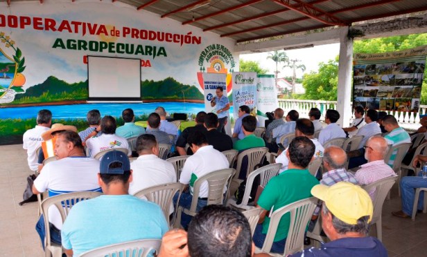 Salón de actos sociales de la Cooperativa Agropecuaria de Chone, durante unas charlas de fomento agropecuario. Manabí, Ecuador.