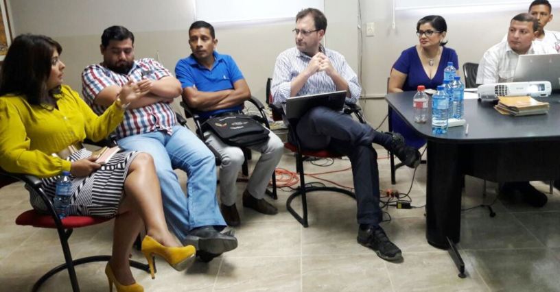 Andrés Delgado, consultor de la FAO, en una reunión para conocer el proyecto de huertos urbanos impulsado por el Patronato municipal de Manta. Manabí, Ecuador.