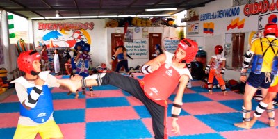 Práctica de taekwondo en la ciudad de Chone. Manabí, Ecuador.