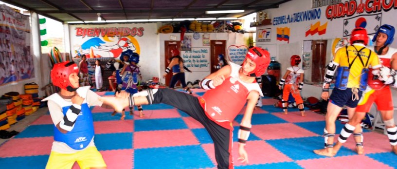Práctica de taekwondo en la ciudad de Chone. Manabí, Ecuador.