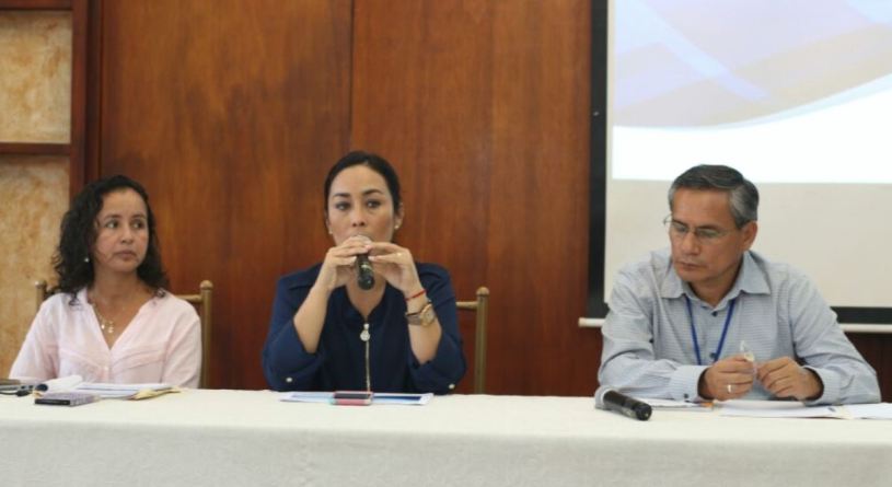 Funcionarios zonales del MIDUVI en Manabí, durante la exposición de su informe anual en la Gobernación, en Portoviejo. Manabí, Ecuador.