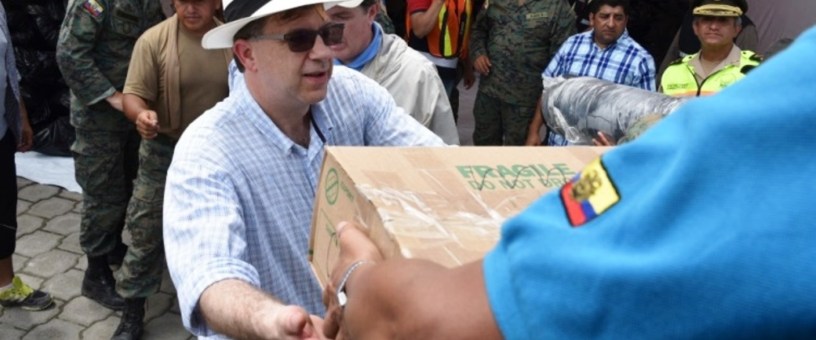 Embajador de USA en Ecuador, Todd Chapman, reparte ayuda humanitaria a damnificados del terremoto del 16 de abril 2016 (Foto: tomada del sitio web oficial de la Embajada y el Consulado de USA en Ecuador).-