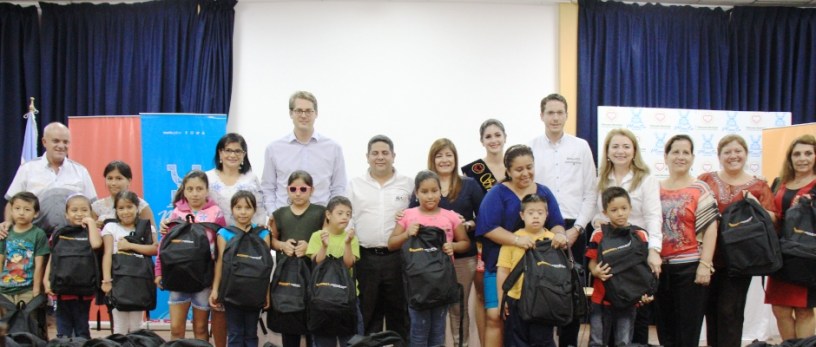 Continental Tires dona útiles escolares a niños de Manta. Manabí, Ecuador.