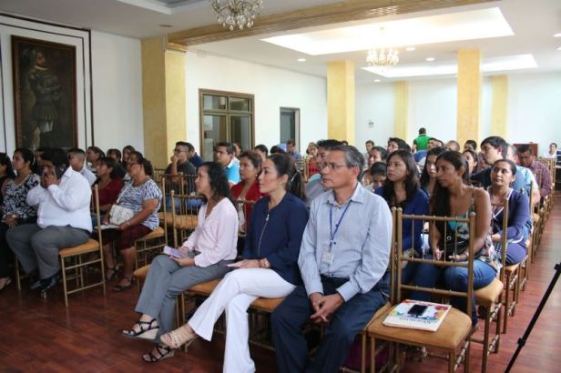 Expositores e invitados, en la presentación del informe de labores del MIDUVI en Manabí.