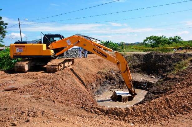 Una retroexcavadora hace un hoyo para una estación de bombeo de agua de lluvias, Chone. Manabí, Ecuador.