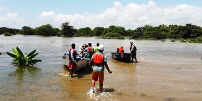 Bomberos de Chone rescatan de inundación a una familia de Rocafuerte. Manabí, Ecuador.