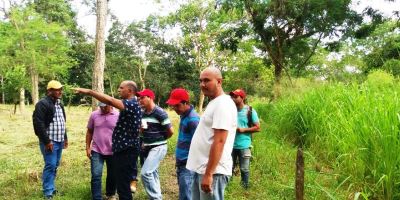 Jorge Flores de Valgas muestra cómo funciona su modelo agroecológico en la finca de su propiedad, en Chone. Manabí, Ecuador.