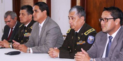 Los altos mandos policiales en Manabí, el gobernador de la provincia y otros dos funcionarios públicos, en la mesa cabezal de la rendición de cuentas sobre seguridad.