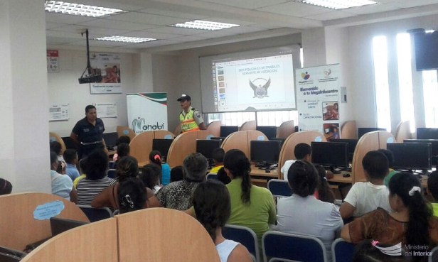 Charla policial sobre prevención de delitos, ofrecida a niños en un infocentro de Chone. Manabí, Ecuador.