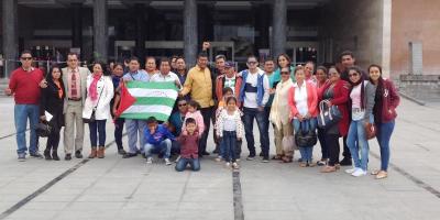 Grupo de manabitas en las puertas de la Asamblea Nacional del Ecuador.