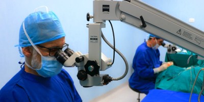 Dos médicos operando en una sala de cirugía. Ecuador.