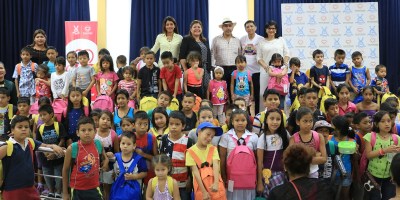 Niños de Manta premiados con útiles escolares donados por la organización "Migrantes unidos por el Ecuador". Manta, Ecuador.