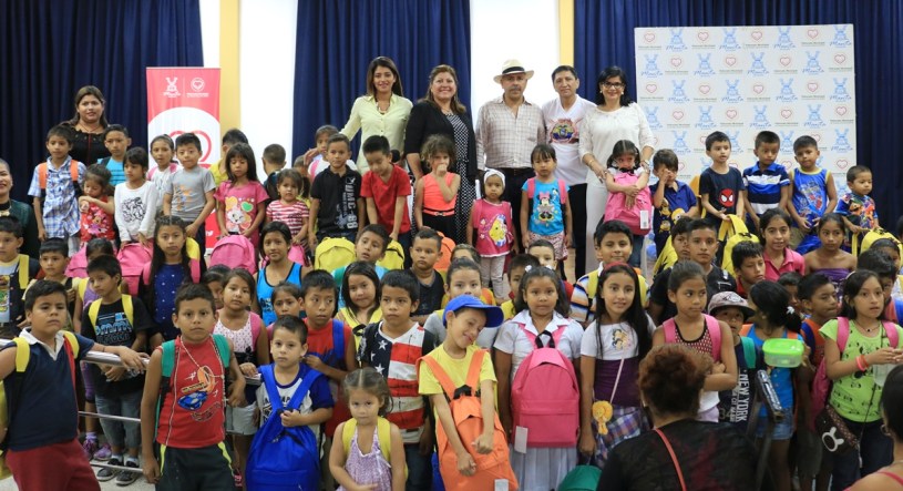 Niños de Manta premiados con útiles escolares donados por la organización "Migrantes unidos por el Ecuador". Manta, Ecuador.
