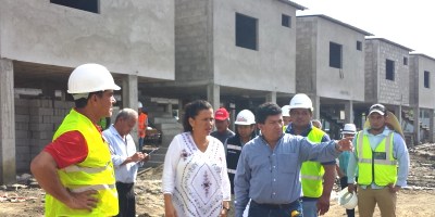 Ministra del MIDUVI inspecciona las viviendas que construye en Portoviejo y Chone.
