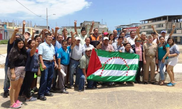 Un grupo de moradores de Tarqui celebra la reapertura del tránsito en las calles de esta parroquia urbana de Manta. Manabí, Ecuador.