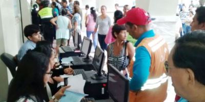 Usuarios de las dependencias municipales de Manta son atendidos al pie del palacio municipal. Manabí, Ecuador.