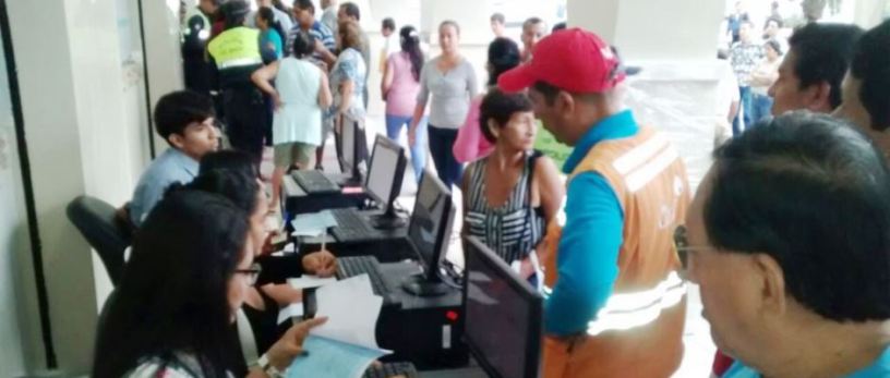 Usuarios de las dependencias municipales de Manta son atendidos al pie del palacio municipal. Manabí, Ecuador.
