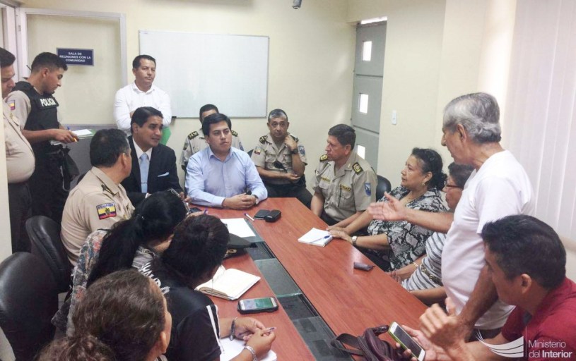 El viceministro de Interior, Diego Fuentes, reunido en la UPC de la Parroquia San Pablo de Portoviejo, con jefes policiales y moradores del lugar. Manabí, Ecuador.