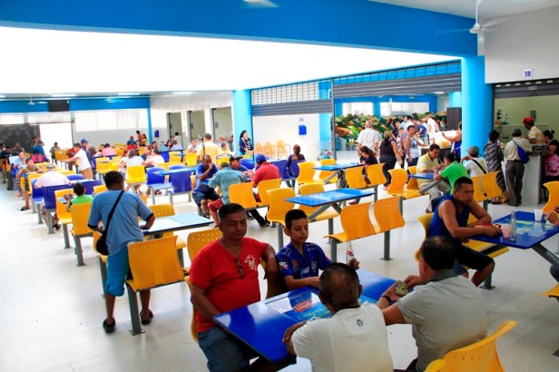 Patio de comidas en el Mercado Central Municipal de Manta. Manabí, Ecuador.