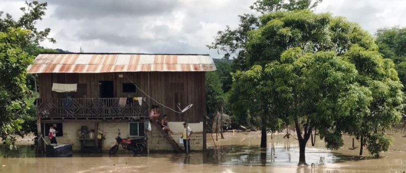 El patrio de una vivienda de San Antonio, Chone, después de una inundación. Manabí, Ecuador.