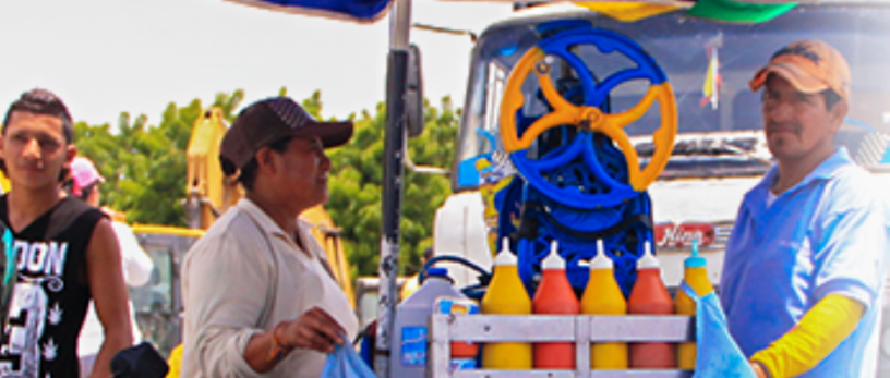 Vendedor de refrescos granizados en una calle de Manta. Manabí, Ecuador.