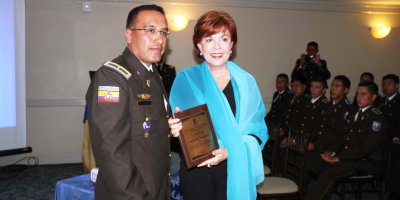 La presidenta de la Cámara de Comercio de Manta, Lucía Fernández Avellaneda, entrega una presea al comandante del GIR en Manabí, mayor Emerson Luna.