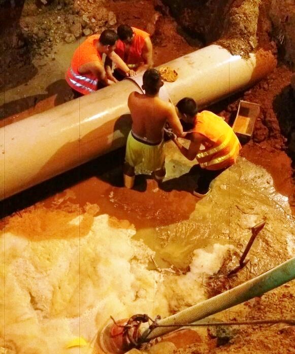 Obreros reparan el acueducto subterráneo Estación de Bombeo MIraflores-Lagunas de Oxigenación, Manta. Manabí, Ecuador.