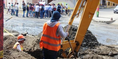 Limpian una alcantarilla sanitaria en la Parroquia Los Esteros de Manta. Manabí, Ecuador.